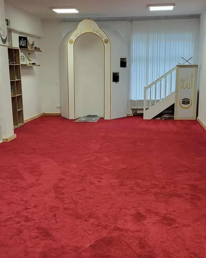 Musala džemata u Pockingu s mihrabom i mimberom